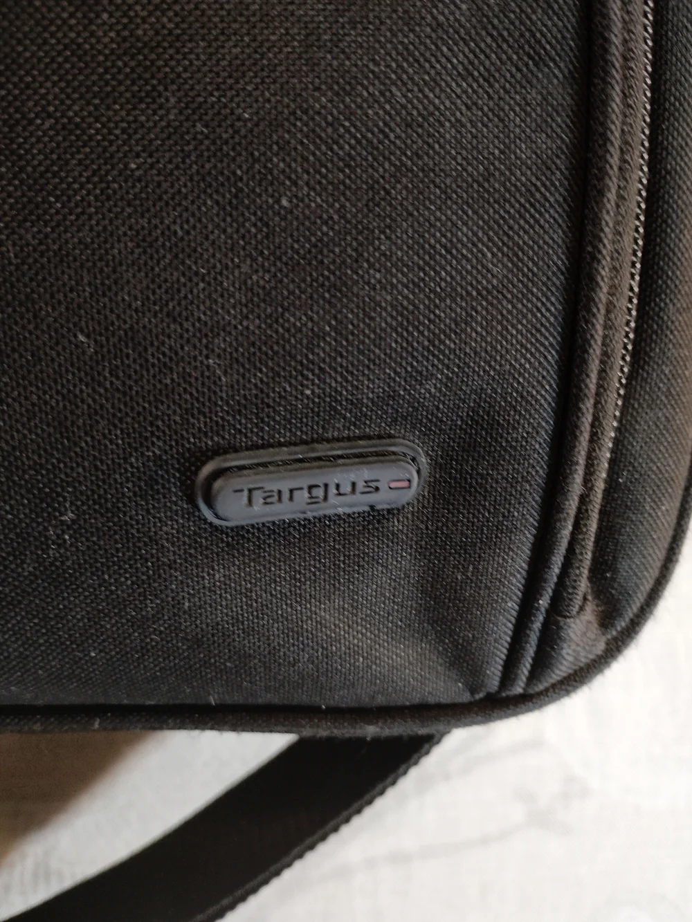 Targus Black Laptop/Messenger/ Briefcase with Red Trim